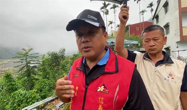 信义乡长全志坚表示，农业部预估信义乡人夜后将达到红色土石流警戒，且风势强劲，因此下午4时起停班停课。（民眾提供／杨静茹南投传真）