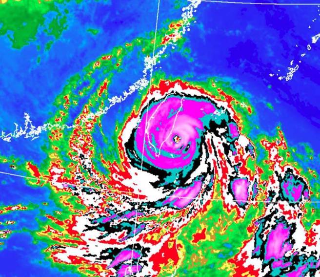 海葵狂袭竹县，尖石玉峰、秀峦即刻停班停课到4日。（翻摄自中央气象局）