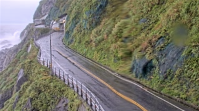 公路总局考量用路人安全，今晚将预警性封闭苏花路廊台9丁线南澳至和平、和中至和仁及和仁至大清水等3路段，下午5时起「只出不进」，晚间7时封闭禁止进入；图为和中至和仁路段。（翻摄自公路总局即时影像）