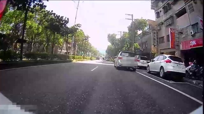 三峽分局一名員警昨（2）日下午執行巡邏勤務時，發現一輛自小客車併排違停。（翻攝畫面）