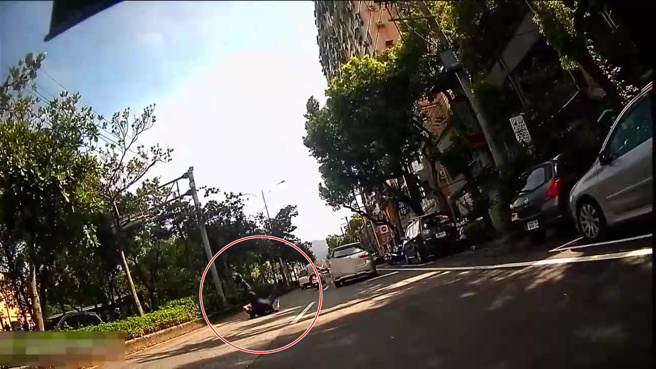 三峽分局一名員警昨（2）日下午執行巡邏勤務時，發現一輛自小客車併排違停，上前攔查時自小客車竟加速衝撞員警後逃逸，警員見狀直接跳上車輛引擎蓋，並用手掌拍打車窗，隨即滾了一圈落地，幸運躲過一劫！（翻攝畫面）