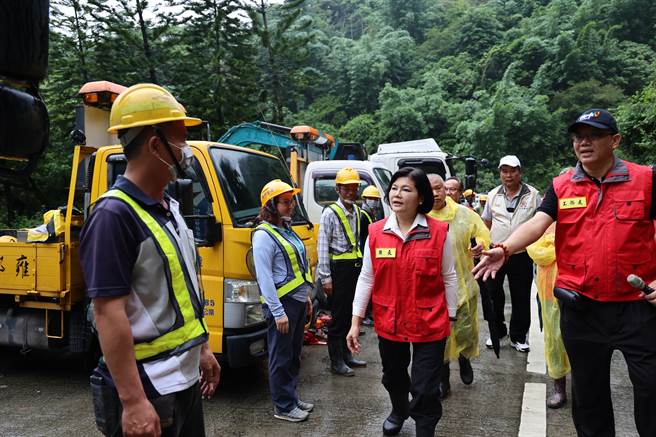 云林县长张丽善到149甲线，视察道路整备及机具预布情形时，刚呕吐完脸色发白，致词完后又狂吐，体力透支。（周丽兰摄）