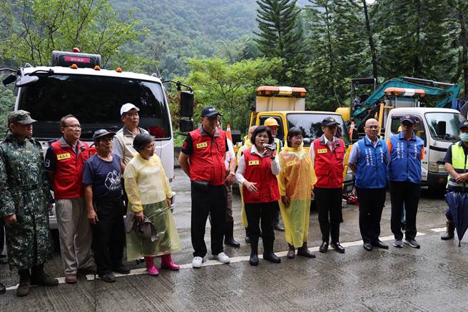 云林县古坑乡有13条土石流潜势溪流，县府预防性撤离居民及布置开路机具，图为张丽善致词。（周丽兰摄）