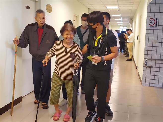 古坑乡20多名保全户民眾紧急撤离，住进中华科大的翠华会馆。（周丽兰摄）