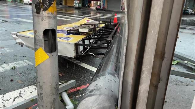 台东市槟榔摊招牌倒。（蔡旻妤摄）