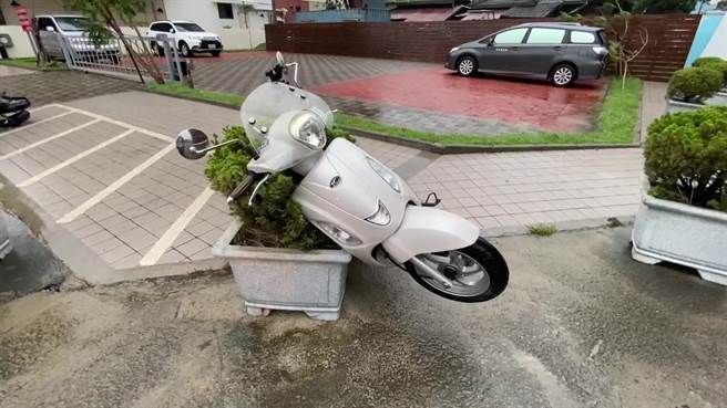 台东市区机车倒。（蔡旻妤摄）