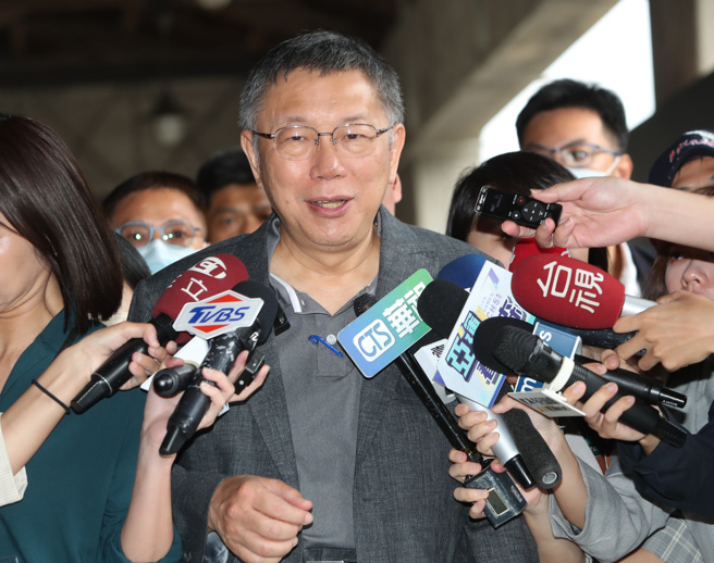 民眾党总统参选人柯文哲今在脸书发文，批评国防预算作业维持费不增反减，再度重申国防预算要达到GDP3％的政见。台湾民眾党主席柯文哲3日参观TVBS 30「连接世界，奋起台湾」互动特展。 （郑任南摄）