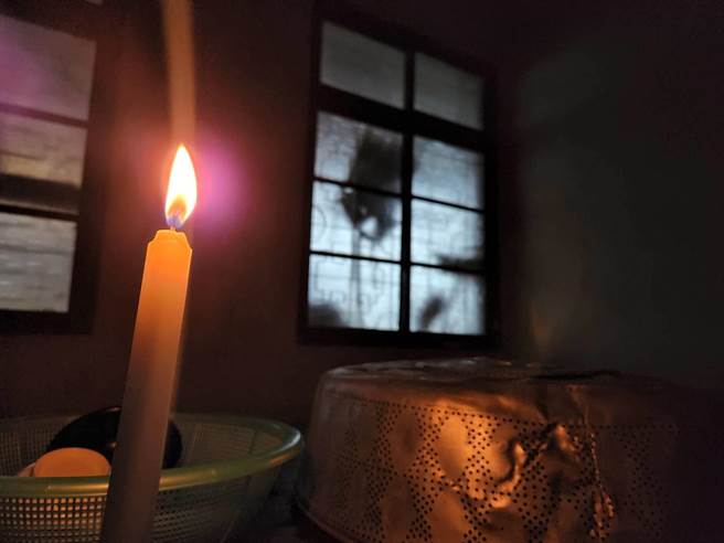 中颱海葵3日来袭，屏东县雾台乡、三地门乡下午传有654户停电，台电正全力抢修中，居民则点起蜡烛等待復电。（雾台乡代宋克强提供／谢佳潾屏东传真）