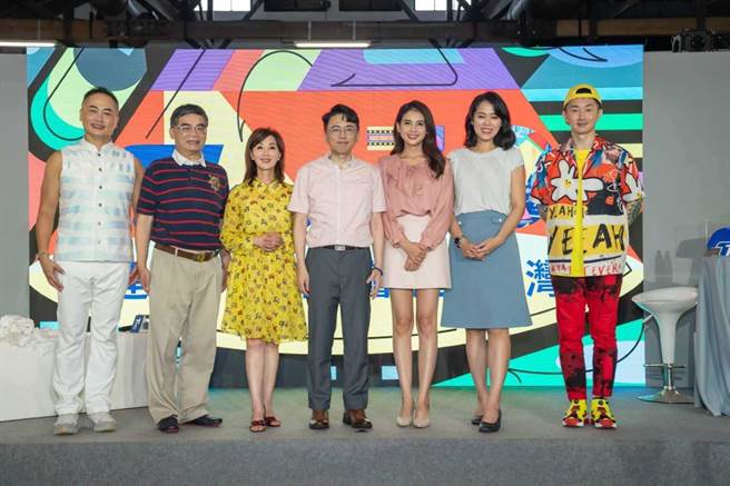 彦宽老师（左起）、康志森、吴明珠、江坤俊、韦汝、陈欣湄以及麦克斯。（TVBS提供）