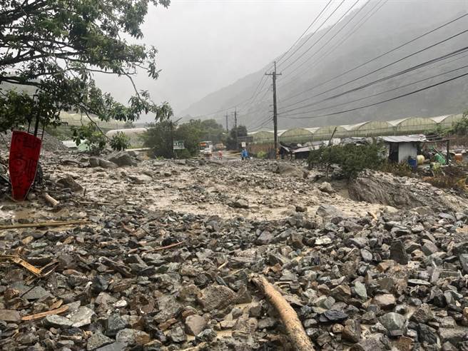 海葵颱风登陆后为台湾带来风雨，东埔温泉联外道路、投95线4.3公里处野溪发土石流。（信义乡公所提供／杨静茹南投传真）