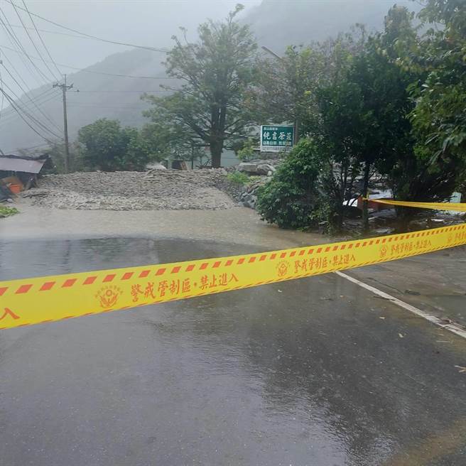 投95线4.3公里处野溪爆发土石流阻断道路，警方拉起封锁线管制交通。（信义警分局提供／杨静茹南投传真）