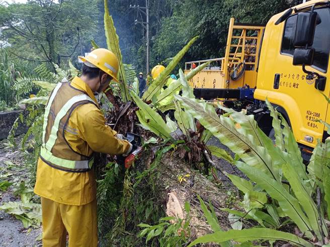 台電宜蘭區營業處動員40餘位工程人員、出動吊臂車等工程車15輛，全力進行電力修復。（台電宜蘭區營業處提供／吳佩蓉宜蘭傳真）