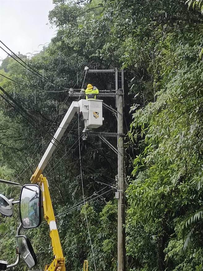 台電宜蘭區營業處動員40餘位工程人員、出動吊臂車等工程車15輛，全力進行電力修復。（台電宜蘭區營業處提供／吳佩蓉宜蘭傳真）