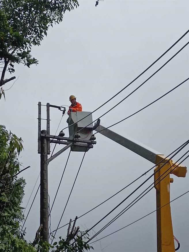 台電宜蘭區營業處動員40餘位工程人員、出動吊臂車等工程車15輛，全力進行電力修復。（台電宜蘭區營業處提供／吳佩蓉宜蘭傳真）