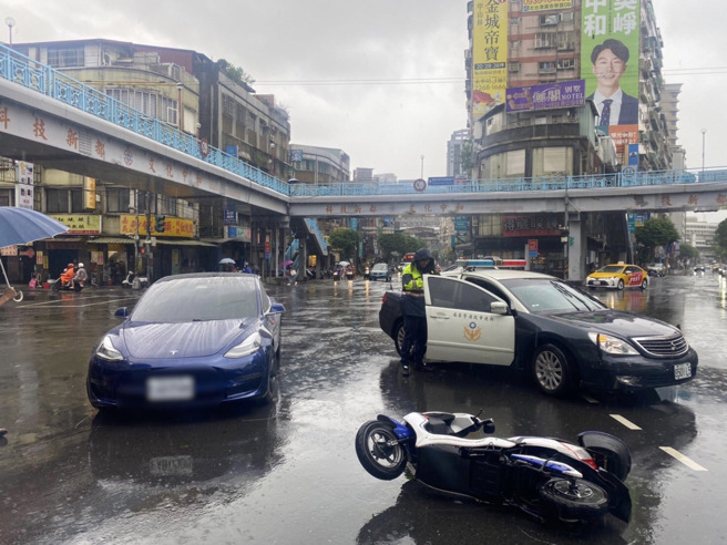 新北市中和区中山、福祥路口发生一起车祸，特斯拉于左转道右转擦撞电动车，遭程女骑士头昏。（图／警方提供）