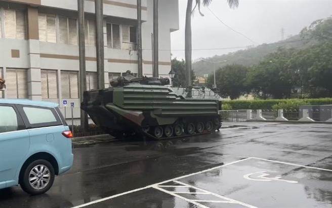 因應颱風挾帶豪大雨，國軍派駐2輛AAV7（兩棲突襲車）、2艘救生氣艇進駐蘇澳防災應變中心。（蘇澳鎮公所提供／吳佩蓉宜蘭傳真）
