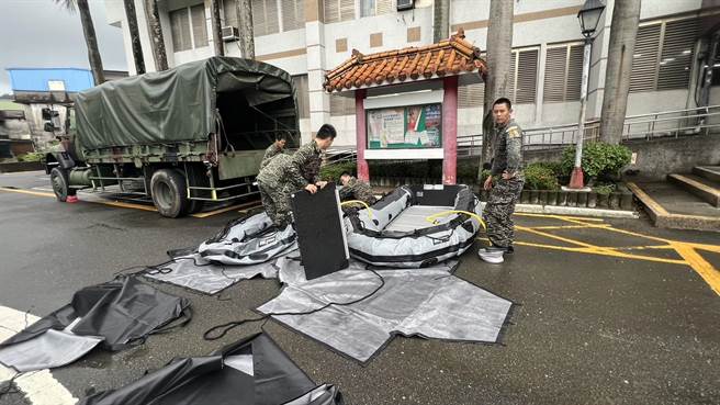因應颱風挾帶豪大雨，國軍派駐2輛AAV7（兩棲突襲車）、2艘救生氣艇進駐蘇澳防災應變中心。（蘇澳鎮公所提供／吳佩蓉宜蘭傳真）