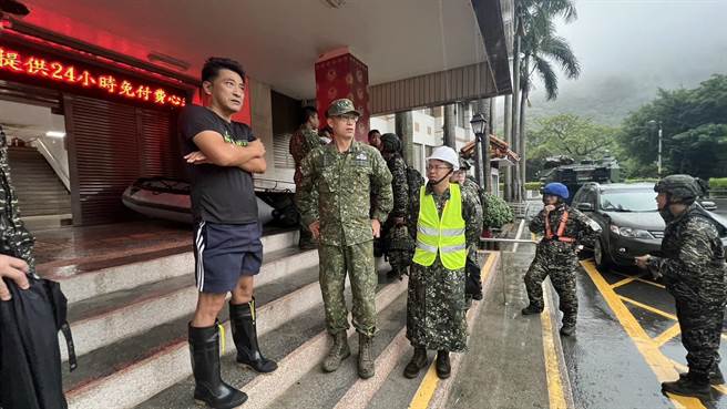 因應颱風挾帶豪大雨，國軍派駐2輛AAV7（兩棲突襲車）、2艘救生氣艇進駐蘇澳防災應變中心。（蘇澳鎮公所提供／吳佩蓉宜蘭傳真）