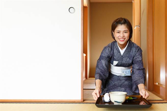 「乐活部屋食养生趣」独享专属礼遇，管家接待提供客室榻榻米空间里品嚐现打抹茶，不受外界打扰。（日胜生加贺屋提供）