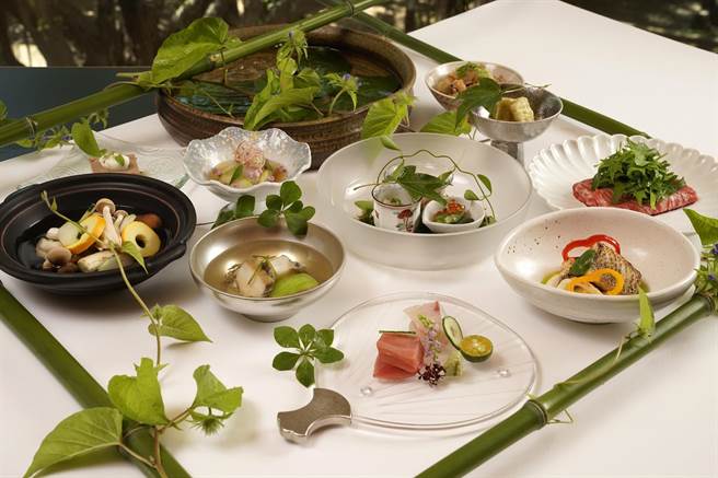 「天翔厅」林田昌人(Masato Hayashida)料理长秉持「从食材开始创作」的料理精神烹制佳肴美馔。（日胜生加贺屋提供）