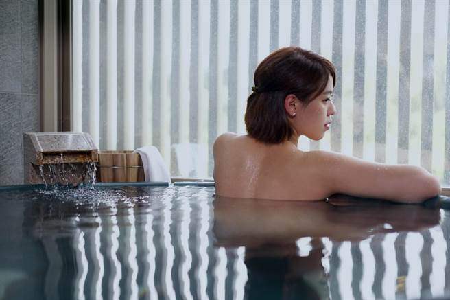 白磺大眾美人汤让旅客沉浸于全日式汤池的温柔肤触，静谧归零之感彷佛置身于京都温泉般。（日胜生加贺屋提供）