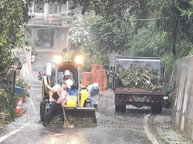 海葵颱风来势汹汹，为台中市和平山区带来风雨，台7甲线68.7K处有路树倾倒，经相关单位人员抢修于下午4时25分恢復双向通行。（和平警分局提供／潘虹恩台中传真）