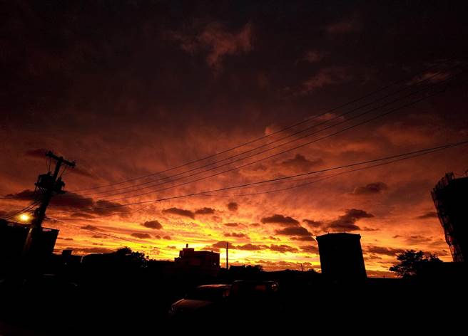 金門地區傍晚出現「火燒雲」，滿天通紅的景象也引起民眾搶拍。(圖／民眾提供)