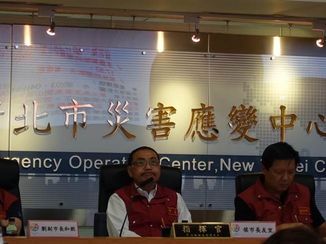 新北市长侯友宜（图中）坐镇指挥灾害应变中心。（柯毓庭摄）