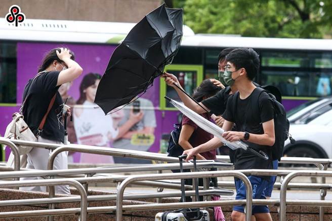 海葵颱风3日下午3时40分登陆台东东河，划下1472天无颱风登陆句点，北部地区也带来阵阵风雨，假日午后，不少民眾冒着风雨出门逛街，在台北车站附近瞬间阵风吹袭路上行人，许多人的伞撑不住强风，瞬间开花反折，头髮也被风吹得七零八乱。（邓博仁摄）