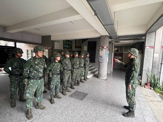 陆军十军团作战区支援1官兵、中型战术型轮车、轻型战术型轮车至信义乡待命协助救援，人员撤离等任务。(民眾提供)