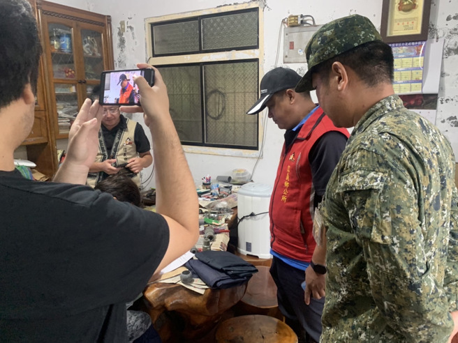 陆军十军团作战区支援1官兵、中型战术型轮车、轻型战术型轮车至信义乡待命协助救援，人员撤离等任务。(民眾提供)