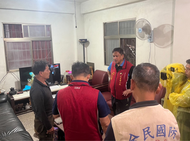 陆军十军团作战区支援1官兵、中型战术型轮车、轻型战术型轮车至信义乡待命协助救援，人员撤离等任务。(民眾提供)