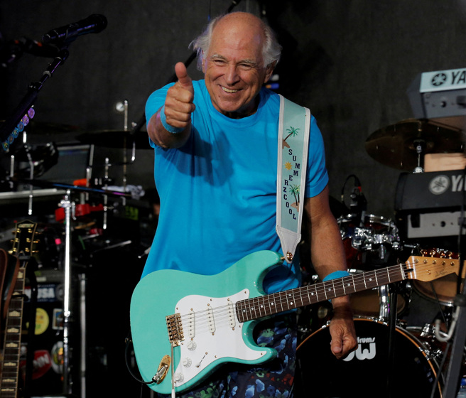 美国歌手吉米·巴菲特除了音乐事业有成，也靠着经商，顺利晋身亿万富翁之列。图为吉米·巴菲特2016年在纽约表演。（图/路透社）