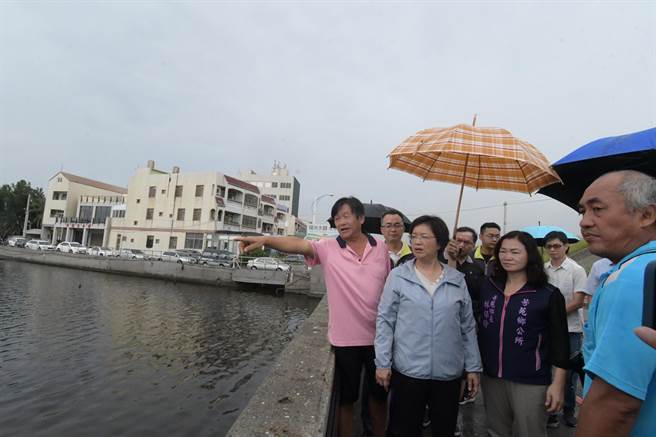 彰化县长王惠美（左二）巡视芳苑乡王功地区的防颱整备状况。（彰县府提供／孙英哲彰化传真）
