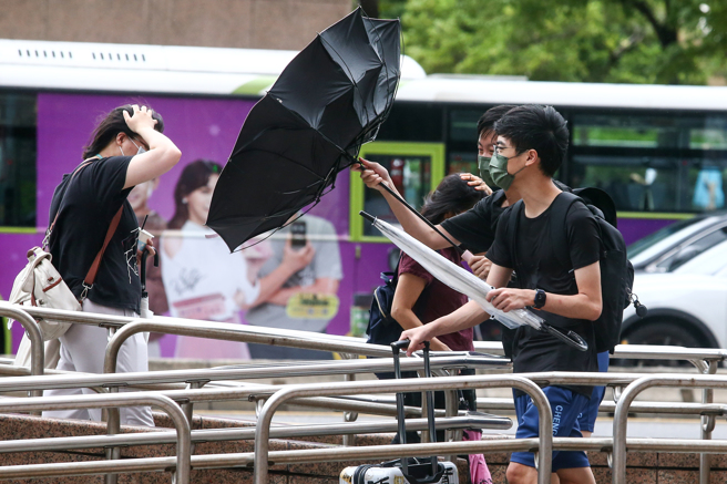 海葵颱风已在今晚从高雄出海，随着颱风逐渐远离，对于天气的影响也会逐渐减少。（示意图／记者邓博仁摄影）