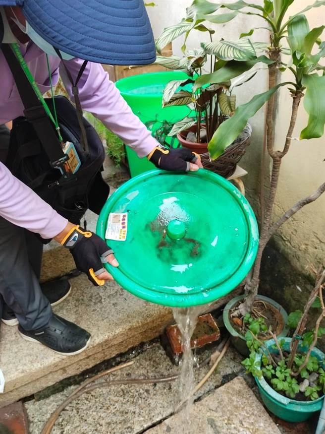 台南登革热今天新增181例，累计已有3608例本土确诊病例，防疫人员赶在颱风前持续孳清。（台南市卫生局提供／曹婷婷台南传真）