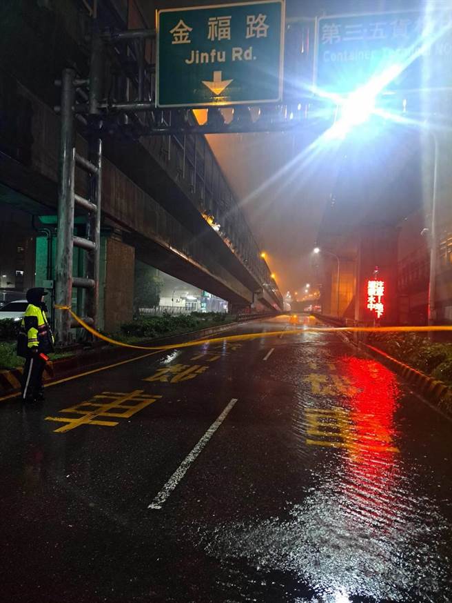 海葵颱风袭台，带来惊人雨量。高雄市前镇区的草衙所新生路地下道积水深约25至30公分，警方到场拉起封锁线，管制车辆进入。（民眾提供／林瑞益高雄传真）