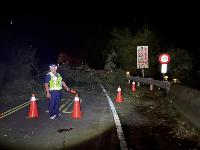 台中市和平区台8线32.5K处及十文巷36号下方路段3日晚上8点半有路树倾倒造成道路双向受阻，目前抢修中，警方也到场实施管制。（和平警分局提供／潘虹恩台中传真）
