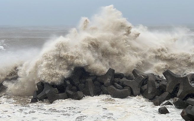 「海葵」颱风来袭，在台东沿海掀起巨浪。(图／中央社)