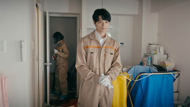 男主角篠田谅从1500人海选中脱颖而出，在片中饰演清洁公司新员工。（中影提供）