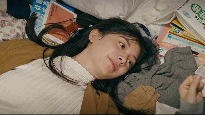 Jumen Muto interpreta a professora bagunçada em casa, o contraste é tão grande que chama a atenção. (Fornecido pela China Film)
