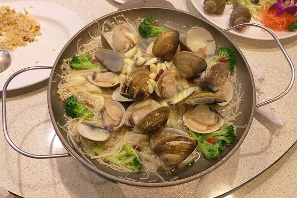 「黑琵食堂」主打在地現撈海鮮料理。　圖：台南市政府觀光旅遊局（陳麗芬攝影）／提供