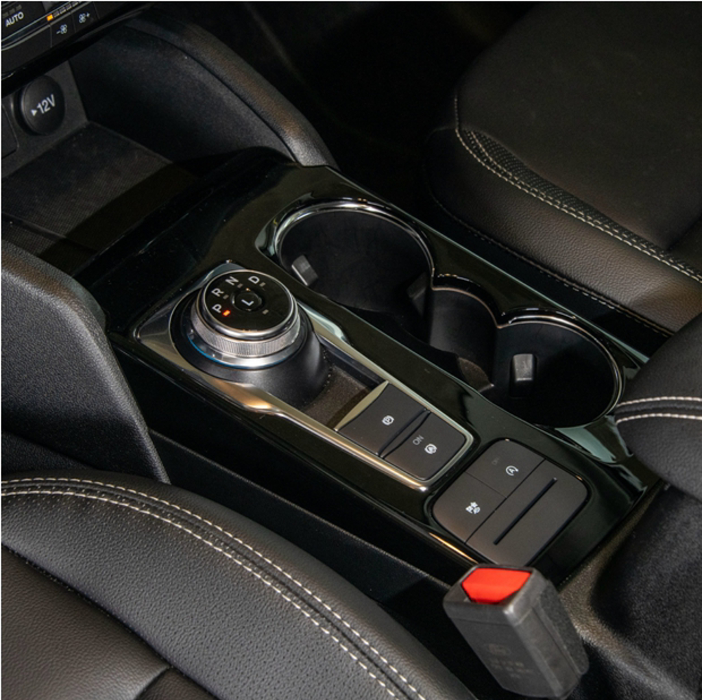 E-Shifter旋鈕排檔與EPB按鍵式電子手煞車。（陳大任攝）