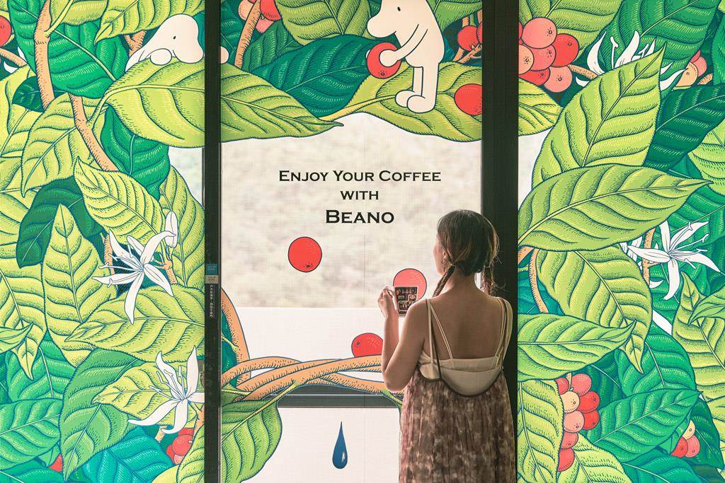 「趣淘漫旅」攜手連鎖咖啡品牌cama café推出「旅行玩咖」聯名住房企劃，可入住cama café精心設計的主題房。(凱撒飯店連鎖提供)