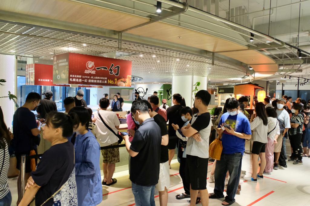 
颱風天依然風雨無阻，共吸引百人到場搶排一幻拉麵買一送一（圖片來源：承億酒店）

