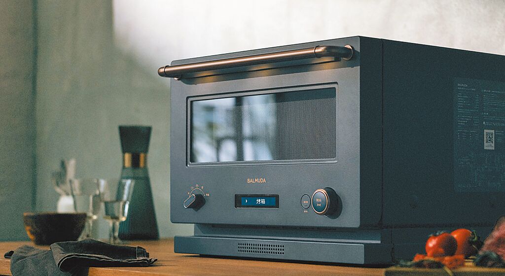 升級版BALMUDA The Range K09C微波烤箱，深灰色機身搭配玫瑰金弧形手把，增添質感，預購價1萬8400元。（群光電子提供）