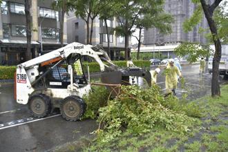海葵颱風暴風圈遠離 高雄二大建商公會協助恢復市容