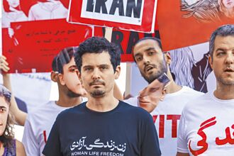 示威群眾踏威尼斯紅毯 斥伊朗打壓人權