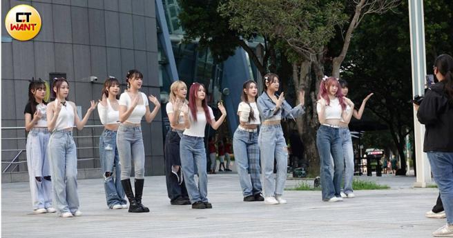 早上6点半左右，紫月光10位成员合体在小巨蛋门口热舞，虽难掩疲态但女孩们仍打起精神敬业演出。（图／本刊摄影组）