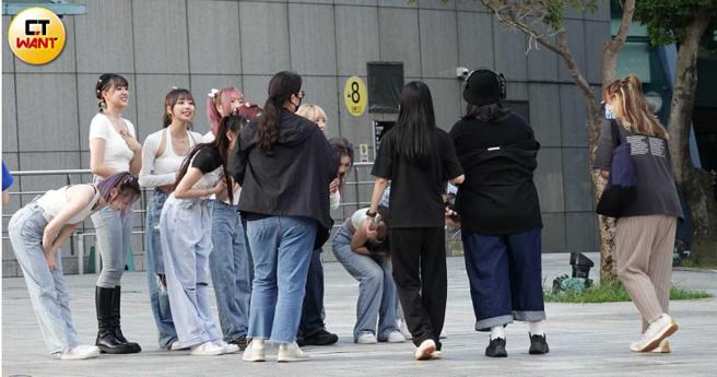 拍摄结束后女孩们很有礼貌鞠躬感谢工作人员。（图／本刊摄影组）